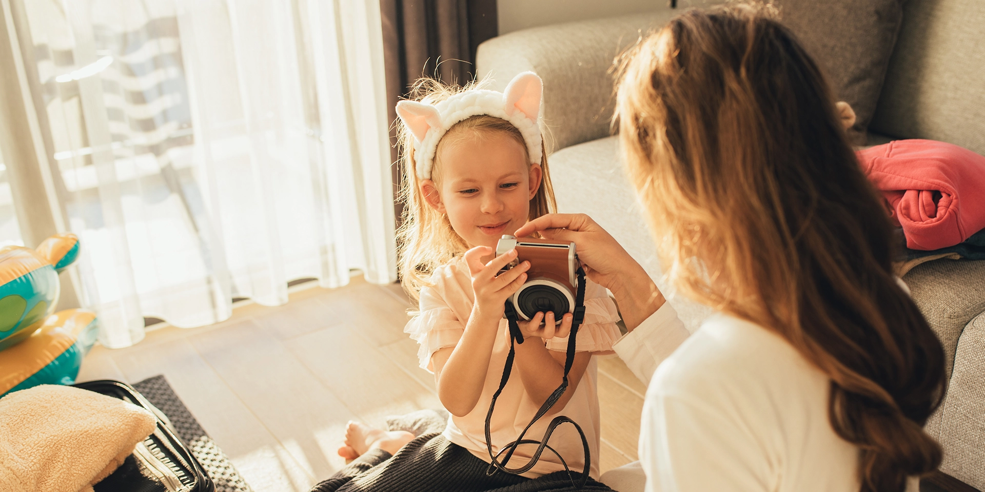 Babysitter em quarto de hotel a organizar atividades