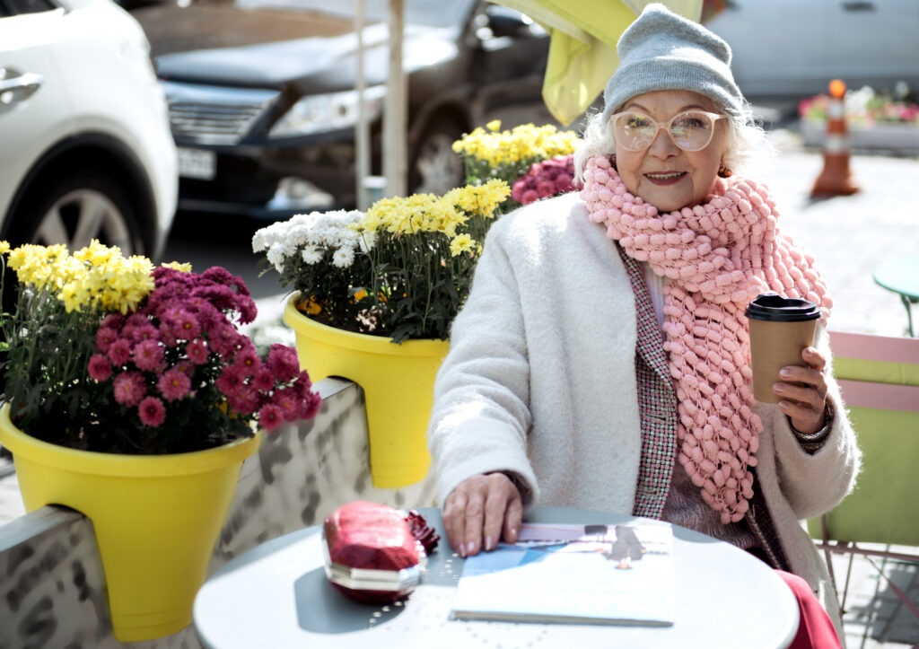 Pessoa sénior a tomar um café na esplanada